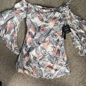 NWT Lulu’s off the shoulder dress with open back